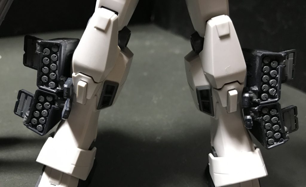 両脚ランチャーポッド
唯一これだけ中のミサイルも同じブラックで塗装した武装です