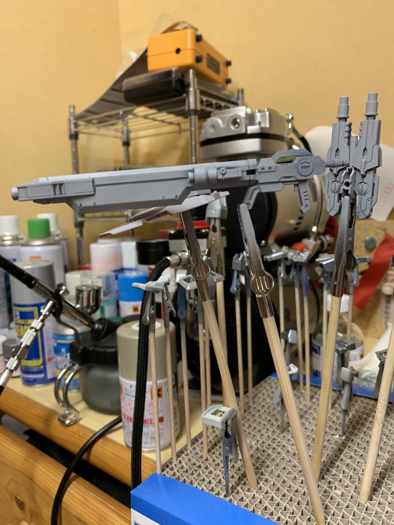 武器類(サフ)
ライフルは付属のものを砲身近くまで使用し、センチュリーウェポン(ジンクスⅣのロングバレル)を接合、シナンジュスタイン付属のバズーカからセンサーを頂きました。
右奥に見えるキャノンはこれまた付属のGBNガードフレームのライフルをグリップ排除などして調整、カスタマイズキャンペーンのジョイントとサーベルグリップを挟んでユニット化してます。