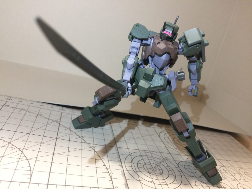 鋼打太刀。隊長機のみ装備しており指揮刀としての意味合いが強い。
隊長の技量も相まって相手MSを容易く両断する