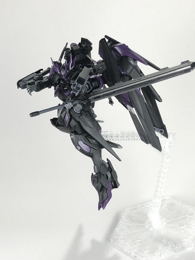 ソードメイス改・「ツィオネ・ソードメイス」。ソードメイスに片側に刃をつけ、反対側にはブースターをつけて威力の増大と移動時の補助ブースターとしても使用できます。基本的には左手で逆手持ちし、補助ブースターとして使用します。
ツィオネはイタリア語で「加速」のアッチェレラツィオーネからとりました。