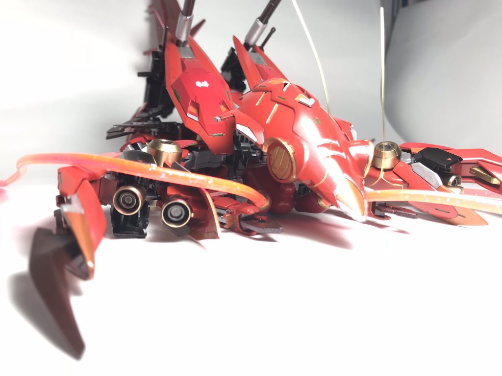 MA形態時は多くのアームやスラスターを利用した高機動性を示す他、脚部に装着されたクローを主に使用する。このクローは打撃武器として使用する他、敵機を拘束、破断する事も可能である。
更には機体の重心が低くなり砲撃時の安定性が増す他、エイハヴドライヴが前面に展開する為、エネルギー吸収もしやすくなっている。
前面に向けられたスラスターを利用して瞬時に後方へ飛ぶ事もでき、*阿頼耶識さながらの変態機動が可能*である。緊急回避や撤退にも使用され、その姿は逃げる甲殻類を彷彿とさせる。