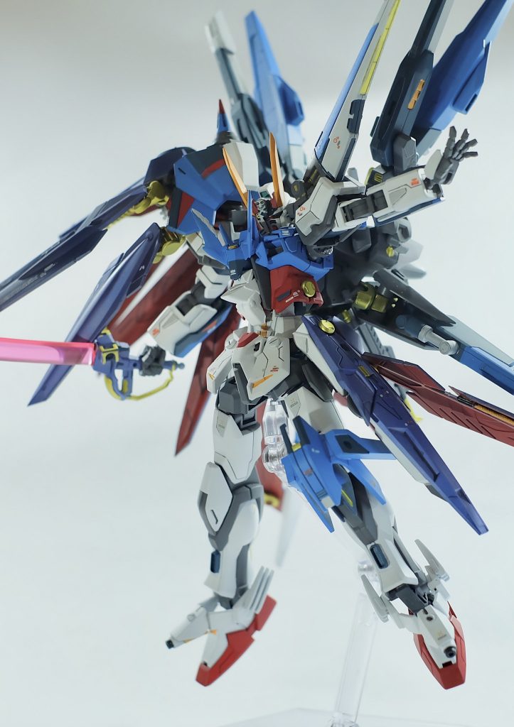 ドラグーンコート
右肩に装備される増加装甲ユニット。
大型バーニア、シールド、4基のドラグーンで構成されており本機の最終決戦に際して用意された強襲用武装。