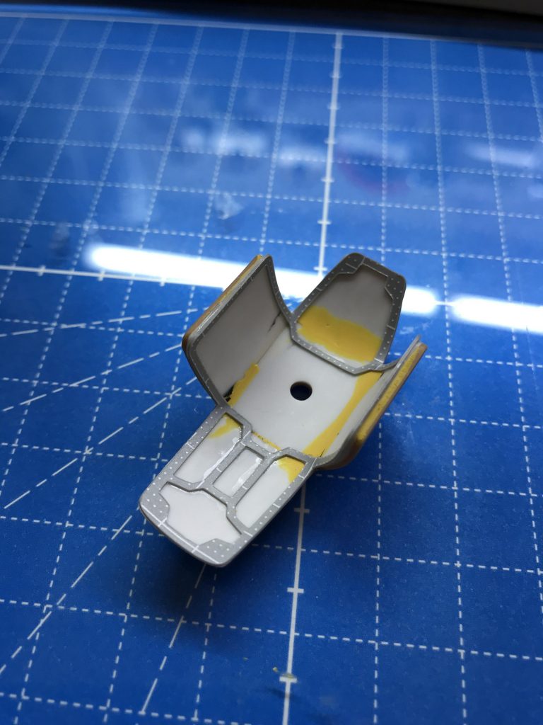 シールド裏は2ミリ厚さ増し。ディテールは0.3ミリプラ板を切り出し。
