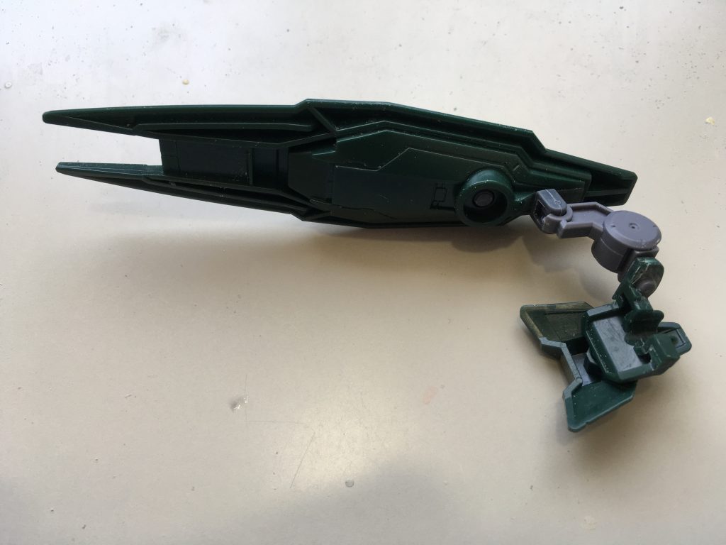 余剰パーツとポリキャップでジョイントを作り、
肩のブースターをサイドアーマーの後ろ側に取り付け
太腿とお尻のブースターの間を補完する事で
スカートを表現してみました