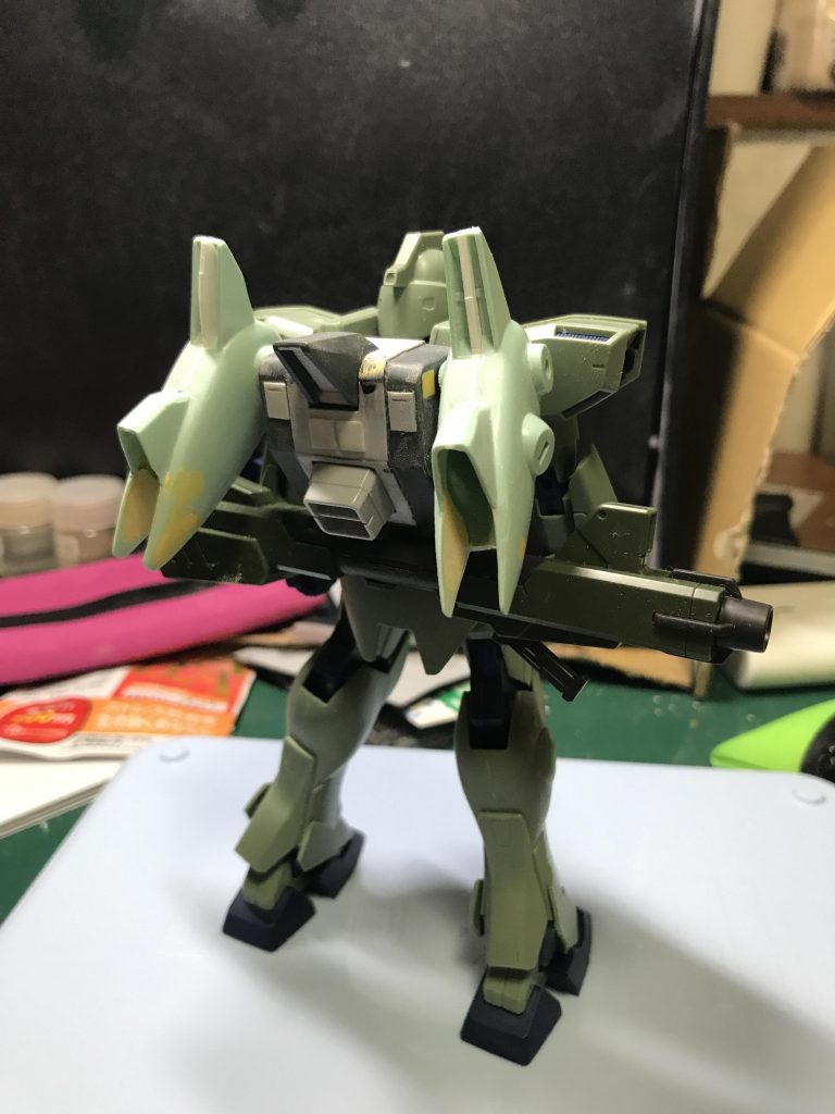 ツインテールを上と下で切り離して、上部の幅増しをしているところ。
この時は最上部のバーニアはそのまま使うことを考えていました、あとでバーニア内部を弄るのが面倒だと気付いて切り離しちゃいますけど。