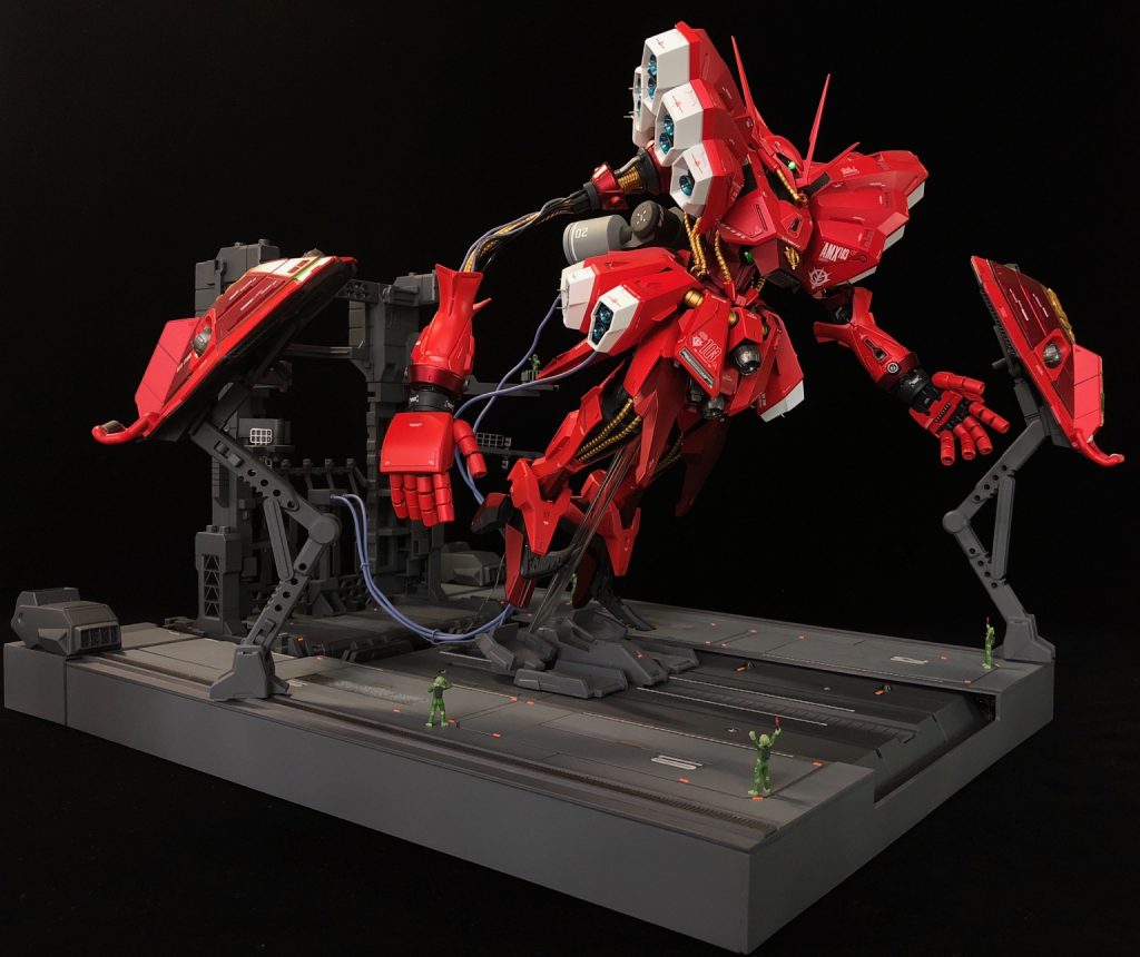 ハンガーデッキから試験飛行に出撃しようとしているところ、というイメージです。シールドをもたせたいクルーと、持たずに出撃したい大佐のすれ違い感…わかります？（笑）