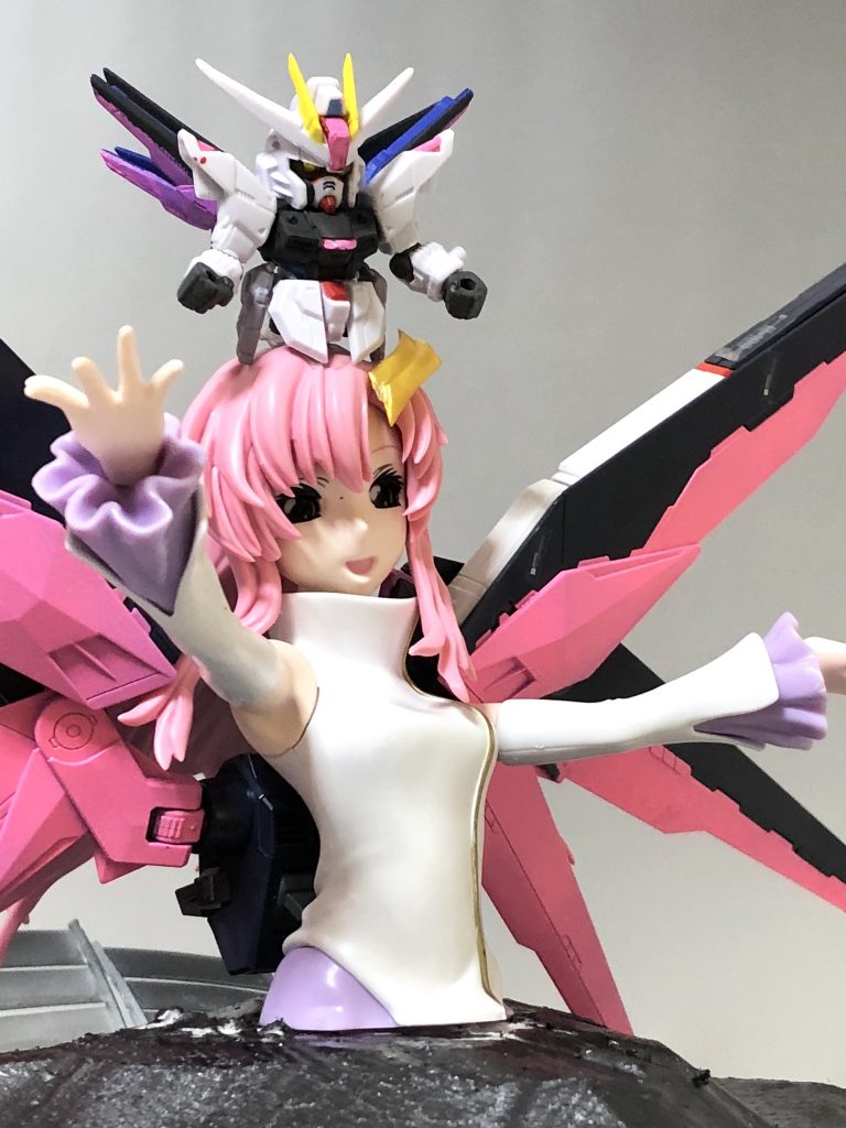 ラクス本体にMGフリーダムの羽根とガシャポン戦士フォルテのフリーダムを設置。