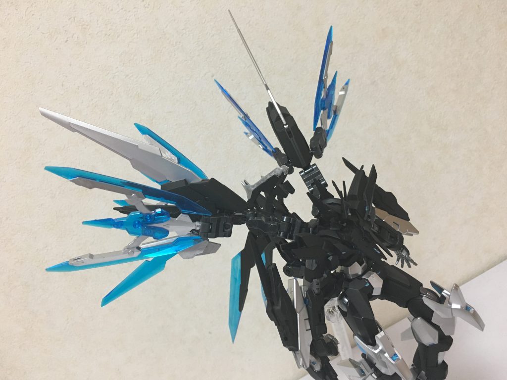 ･ネージュシステム

ガンダムネージュの切り札。
背部の大型ウイングユニットを展開し、巨大な雪色の光の翼が展開される。
この機能に関しては詳細が不明だが、ある戦闘でこのシステムを起動した時、ガンダムネージュの周辺は全て結晶化現象を引き起こし、跡形もなく砕き散ったという常識外れなことを起きたと、とある連邦軍の士官はそう語った。