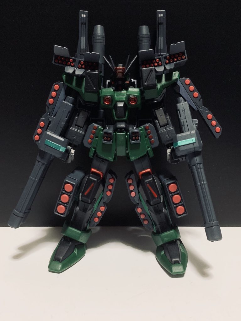 各所にミサイルを取り付け、腕にはビームガトリングを装備