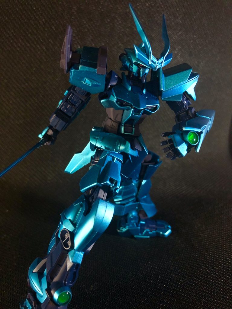 このカラーに至るまで
何回かリテイクしてこの色に決まりました
初めはメタブルーのアーマーの縁をゴールドにしようかと考えていたのですが
実際にやってみて、あまりしっくりこなかったので変更しました。
個人的にすごいこの色が好みです