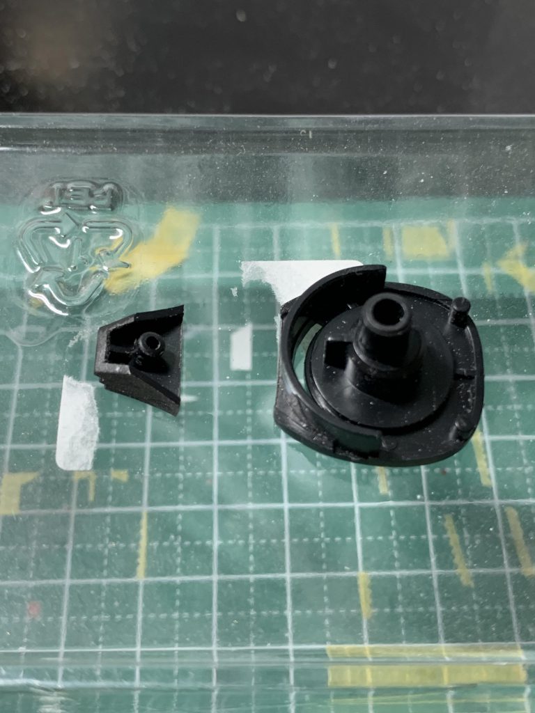 口の下の部分が無かったのでプラ板を貼りました。

ダクトを切り離して嵌め込めるようにしました。