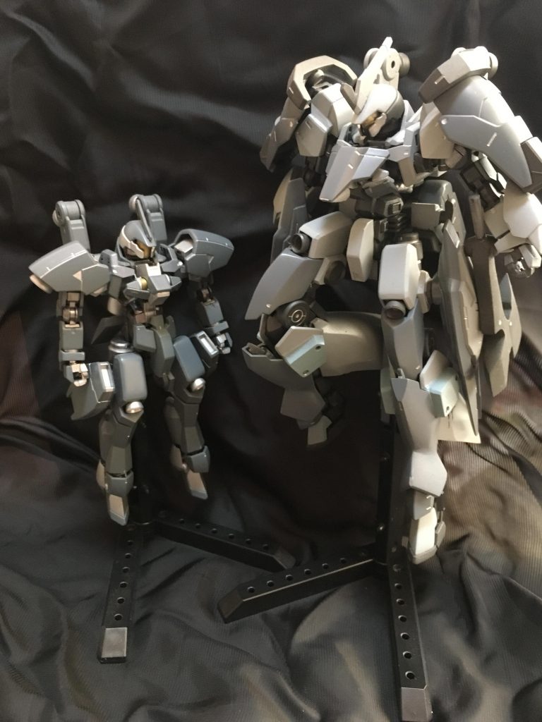 サイズ比較。比較相手は、塗装をスプレーで行い、肉埋めや加工をほぼ行わずに作った簡略版グレイズグレアです。こうして並べるとMGのようにも見える大きさ。腰についてるアックスは後述します。