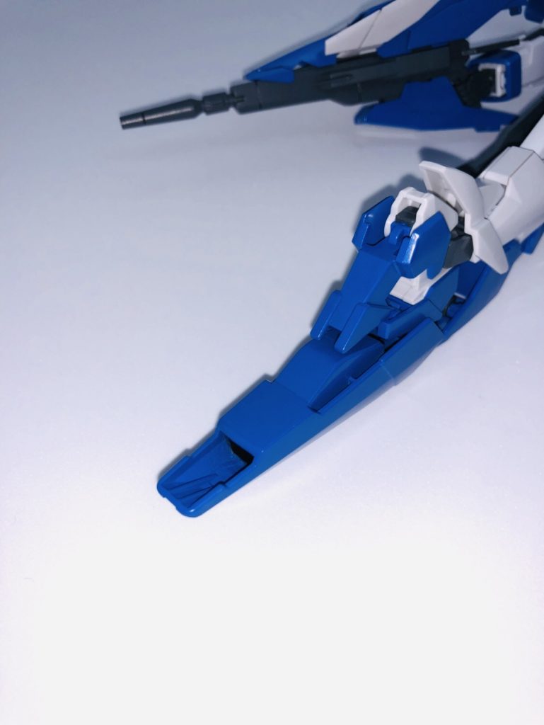 足の肉抜き部分はプラ板で改修。