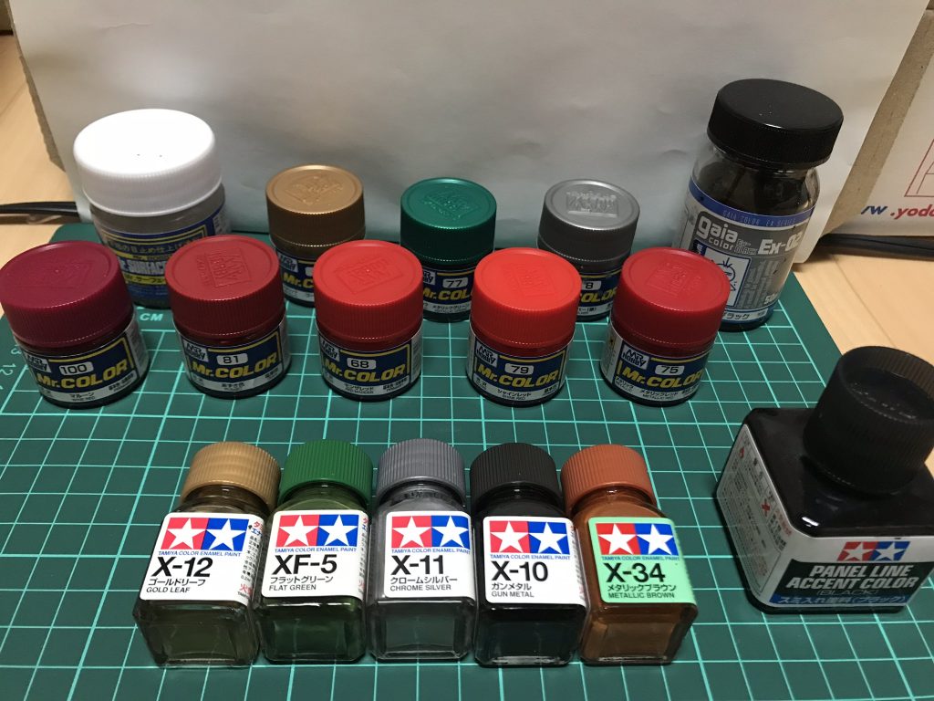 ## 〜使用した塗料〜
今回使用した塗料はラッカー系でグレーサフ、ブラック、シャインレッド、モンザレッド、あずき色、マルーン、メタリックレッド、シルバー、ゴールド、メタリックグリーンの10色、
エナメル系でゴールドリーフ、クロームシルバー、フラットグリーン、メタリックブラウン、ガンメタル、ブラックの6色、
の写真に示した計16色です。