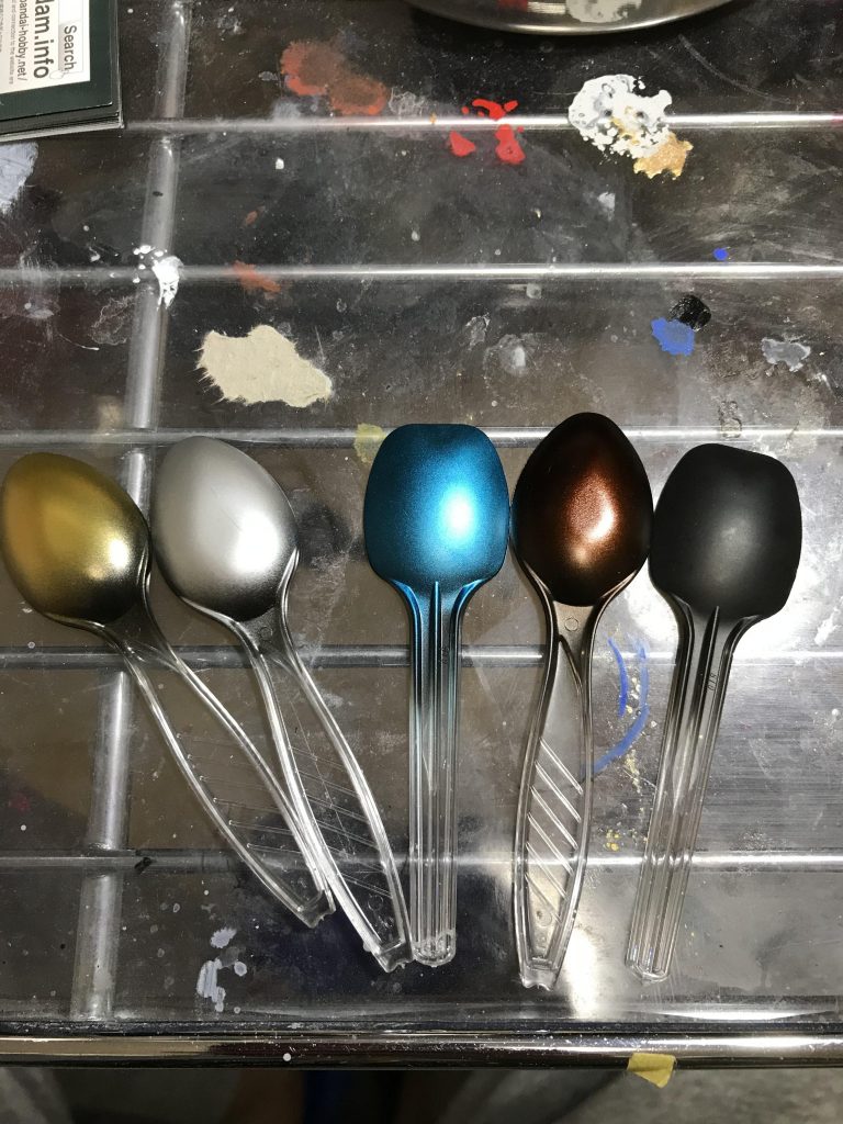 【おまけ】プリズムパープルグリーンは普通は黒下地で塗るものですが下地を他の色にしたらどうなるか実験してみました。