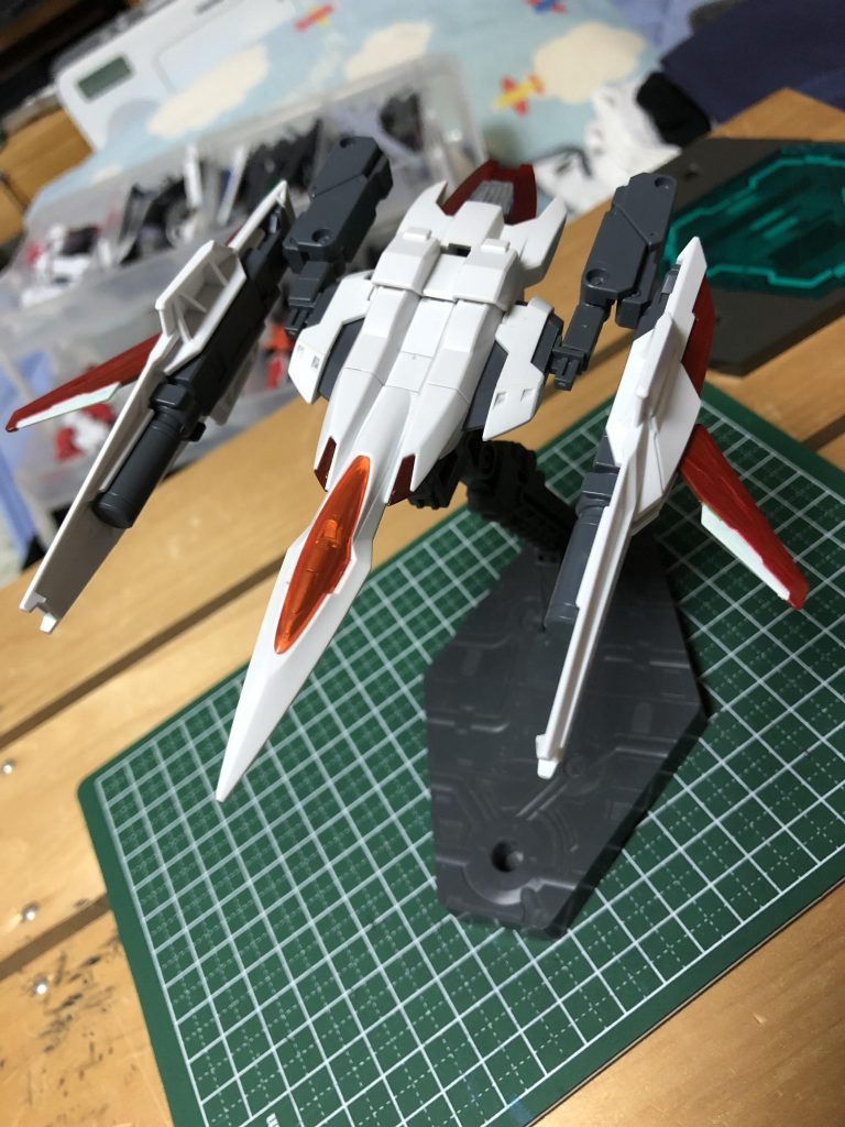 支援機(名称未定)付きです。
バインダーは本体に使ってしまったのでメテオホッパーのパーツを拝借。なので元のオーライザーには無かったウイングの展開が可能です。前傾翼大好き。