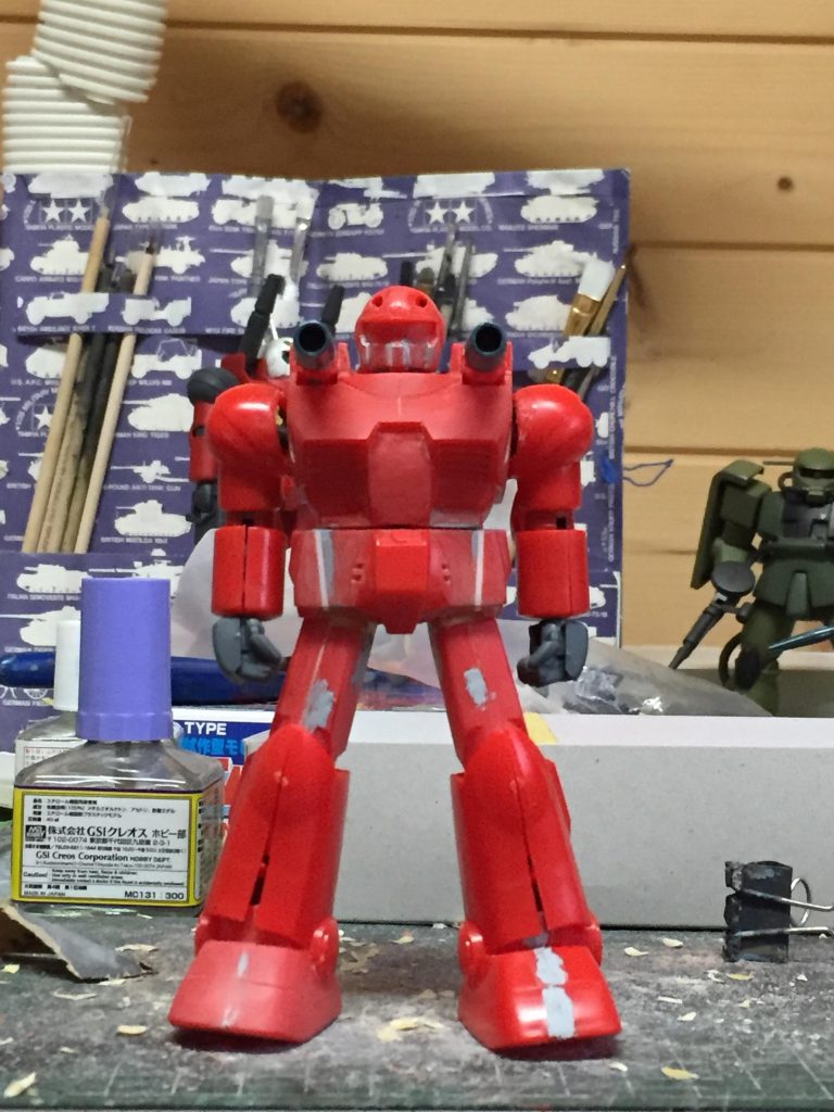 キットはそのまま組むと、上半身がやや大きく感じてしまいましたので、それに合わせて下半身のボリュームを増やす方針で行きました。そのため腰アーマーや太腿の延長を行ない、全体の帳尻を強引にあわせております。
上半身は肩の接続幅を縮め、頭部などに少しずつ手を加えました。