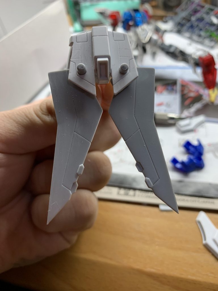 今回こだわったのがリアスカート。ボリュームアップと飛行形態のディティールアップのために羽を仕込んでいます。