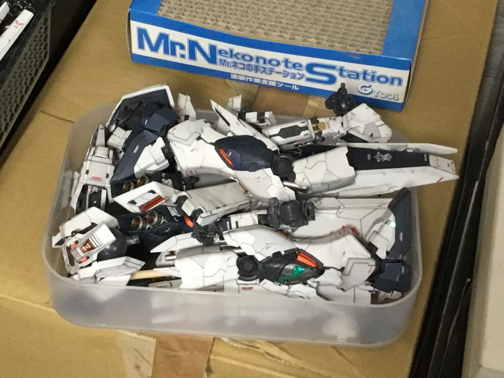 表のアーマーはトップコートのみで、クリアー→スミ入れ(エナメル）→デカール→つや消しトップコート→パステルシャドウにしています。
スミ入れで消し損ねた所がある為、パステルシャドウで誤魔化しました(ヲイ)。