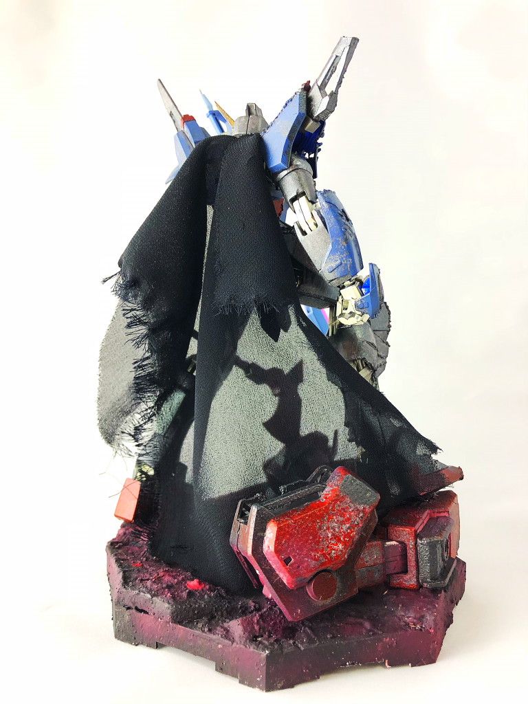 バック
薄い生地の黒布で正面のアックスが刺さったストライクの頭部のシルエットがしっかり見えるように角度と枚数を調整しました。