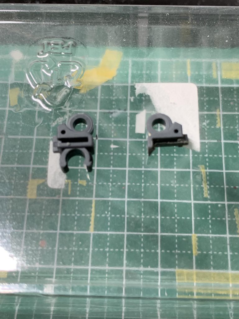 腕は合わせ目消しするため、フレームを切り離しました。