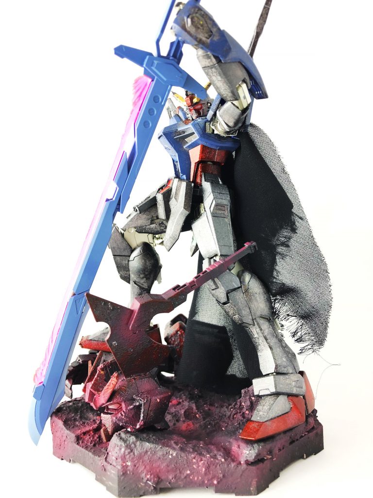 ナナメ
デスティニー本体と台座のレッドをかなりこだわりました。
本体には明るめでもしっかり世界観に合うトーンを落としたレッドを使用。台座にはパープルを少し強めに効かせたレッドを使用し、ビーム刃が自然に見えるようにエフェクトとしての効果も出してます。