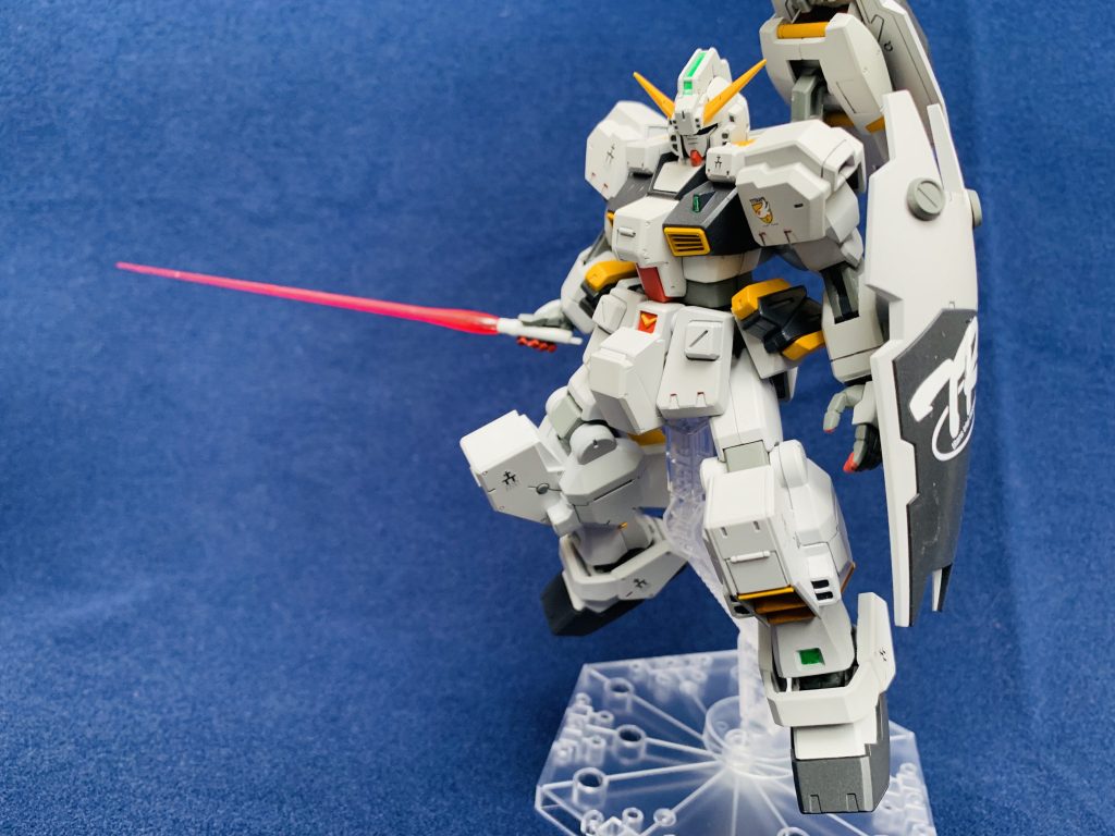 まずはヘイズル改単体から。
塗装は行いましたが、キット自体には手は加えておらずそのままのプロポーションとなっています。合わせ目消しやスミ入れ、デカールや蛍光塗料でのセンサー部の塗装で仕上げてます。