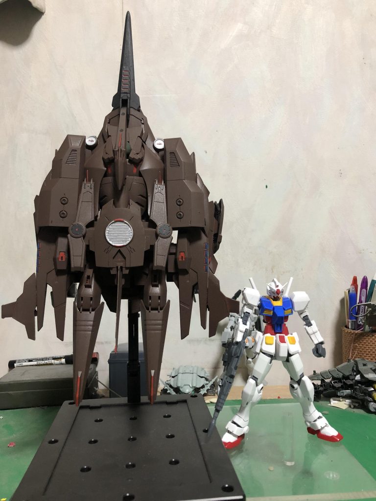 このデカさ(白目)
MS戦では衝突角を使った一撃離脱戦法で串刺しにし
対艦戦闘では対艦ミサイルとメガ粒子砲、突進からの至近距離メガ粒子砲等の戦法を使うイメージです