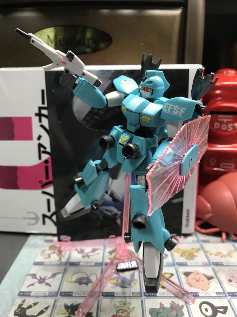 可動範囲が狭いのでポーズはつけないで飾った方がいいかも。