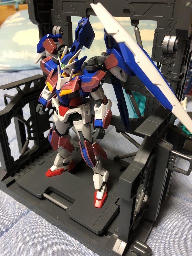 前。ベースはhgダブルオーガンダムですが手首、膝、頭部はダブルオーダイバーエースのものに入れ替え、胸部はアームアームズのパーツで盛りました。GNドライヴはアイズガンダムの腕部コンデンサーを改良したものを使っています。なのでシールドを懸架可能。