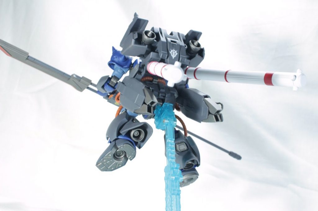 背面はひたすら直線加速だけに特化させるようブースターを多めにつけました。
大型バックパックはラファエルガンダムのセラヴィーⅡをベースにエールストライカーとか使ってミキシング制作しています。