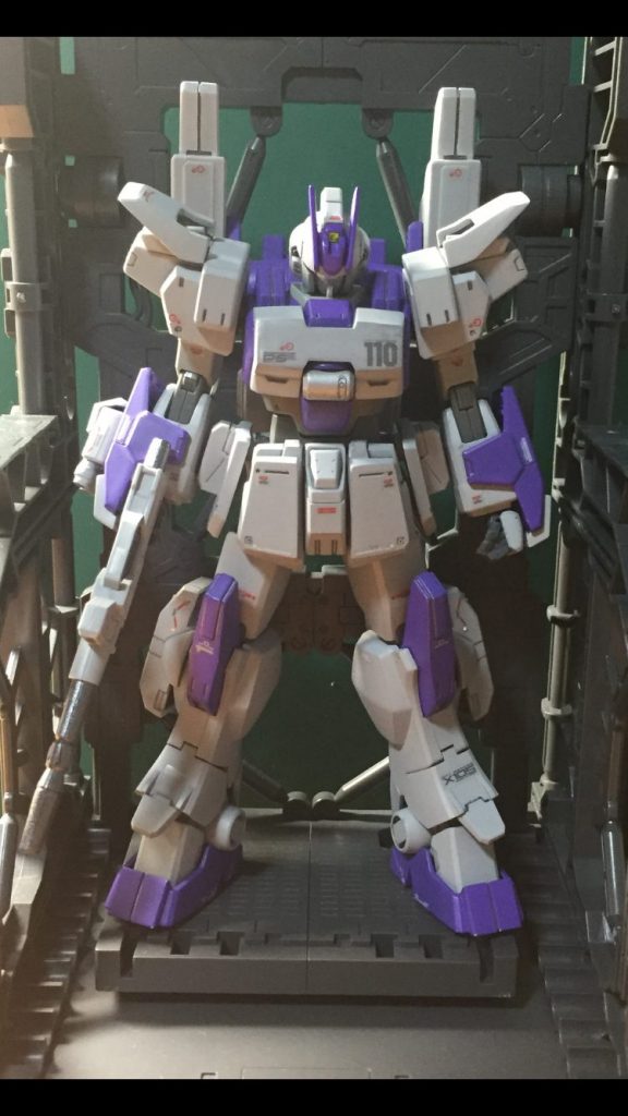 Bz−8で培ったデータを元に強化武装を開発する中で誕生した機体。
支援機とした利用するつもりが作成者の
「ガンダムってビーム撃つより、殴り合う方がかっこよくね?(個人の意見)」
という発言から近接戦闘を得意とする。
名前の9には今年でHGを作り始めて9年目、の意味がある。