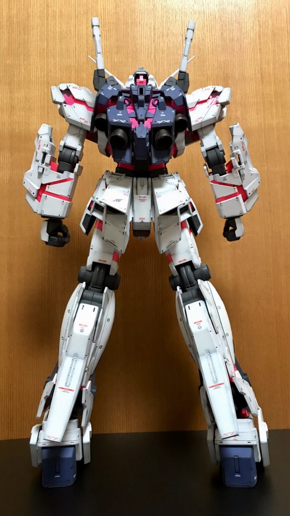 後側も前側とのバランスをみながら、細かなデカール貼りをしました。