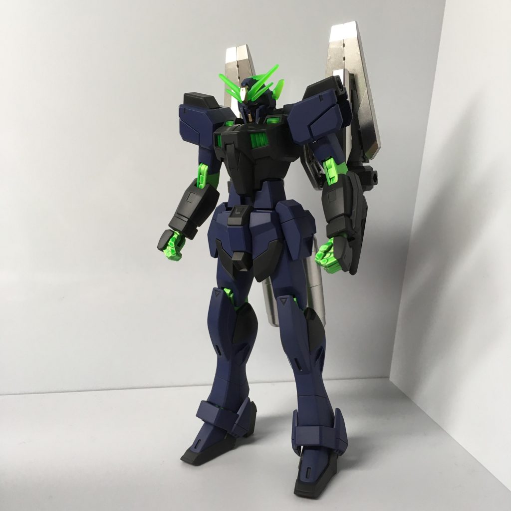 ガンダムシャイニングブレイク、ガンダムレオパルドダヴィンチ、インパルスガンダムアルクのミキシングとなっています。背中の武装はSVカスタムウェポンです。