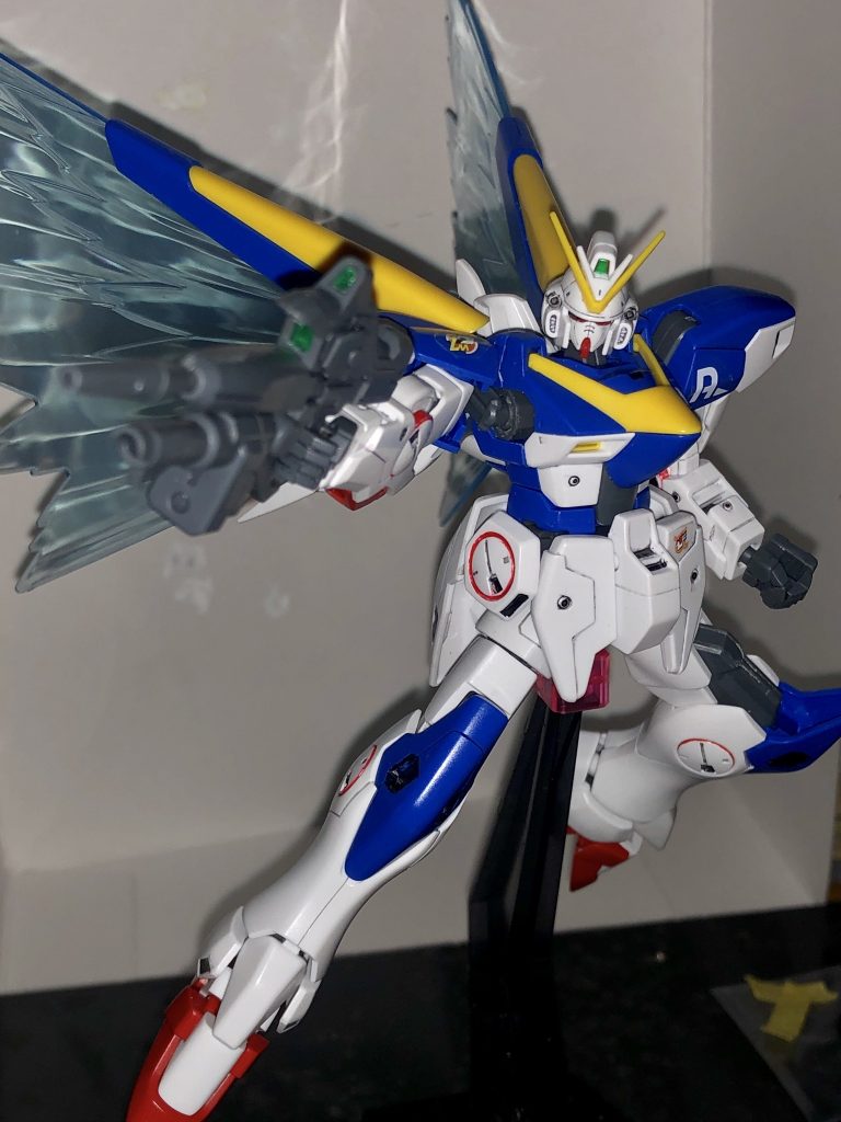 ノーマルV2です。MGで赤くなってる部分を塗りました。また、Vガンダム武器セットに付いていたシールを数点貼りました。