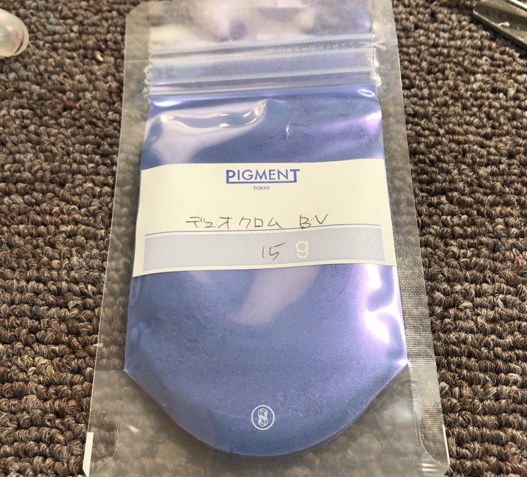 PIGMENTさんのデュオクロム
青から紫の光を出すエフェクト顔料です♪