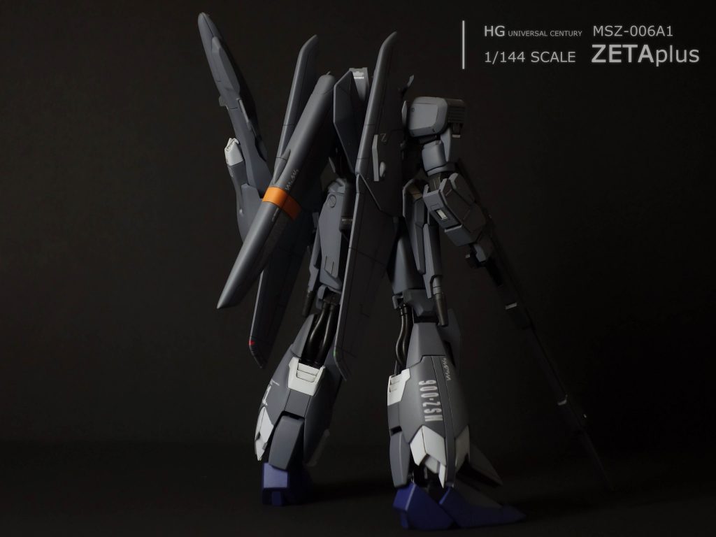 ユニコーンVerの赤いセンサー類が苦手でしたので、水色にしています。スタイル的に一番効果があった改修は、ひざ上に横回転軸を設けた点。また、細かいとこ色々改修していますので、本キットとぜひ見比べてみてください。