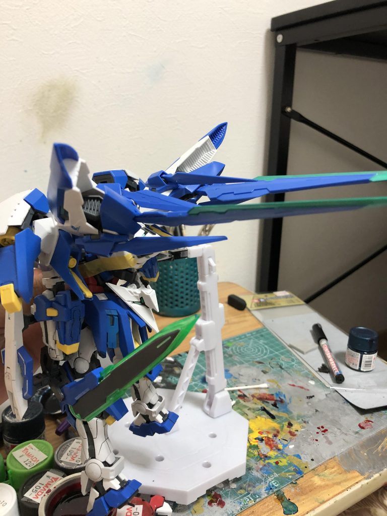 バックパックはトライヴ・ブースターを改良したものを難なく取り付けようとしたがアメイジングエクシアのパーツと合わなかったので急遽パーツを急遽改造して取り付けることになった。