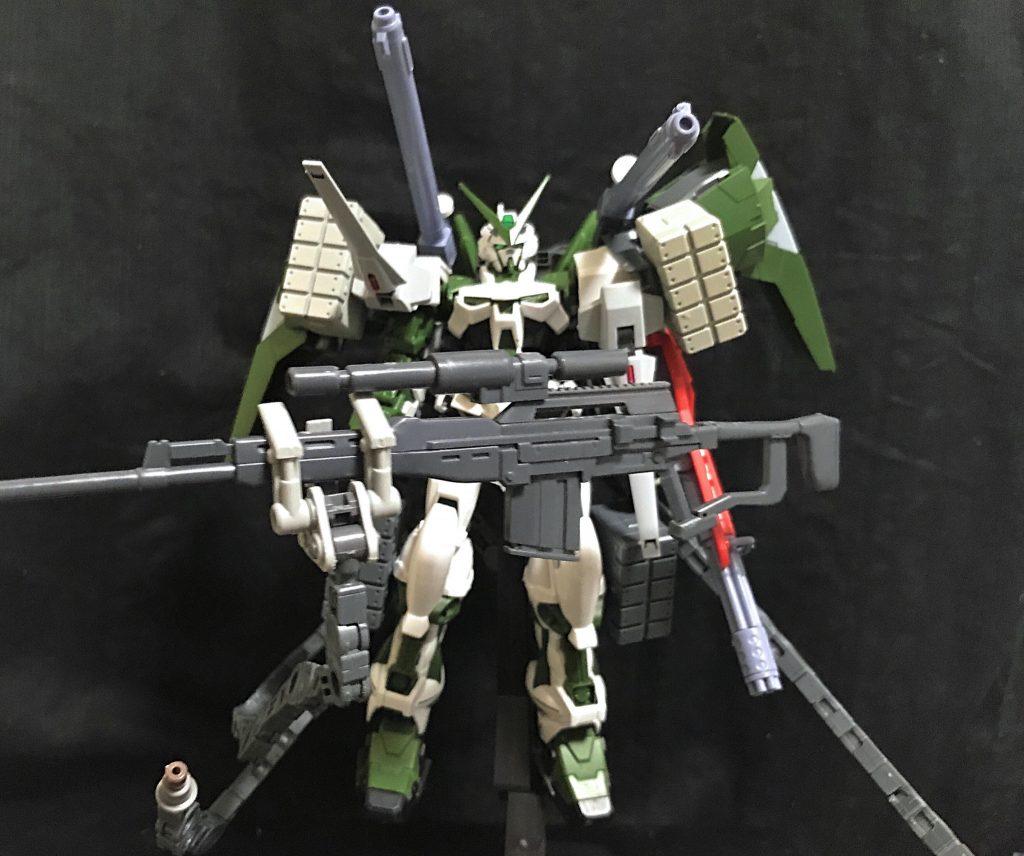 肩の装備が邪魔で腕の可動範囲がかなり狭いのでサブアームでバックパックの武装を取ります