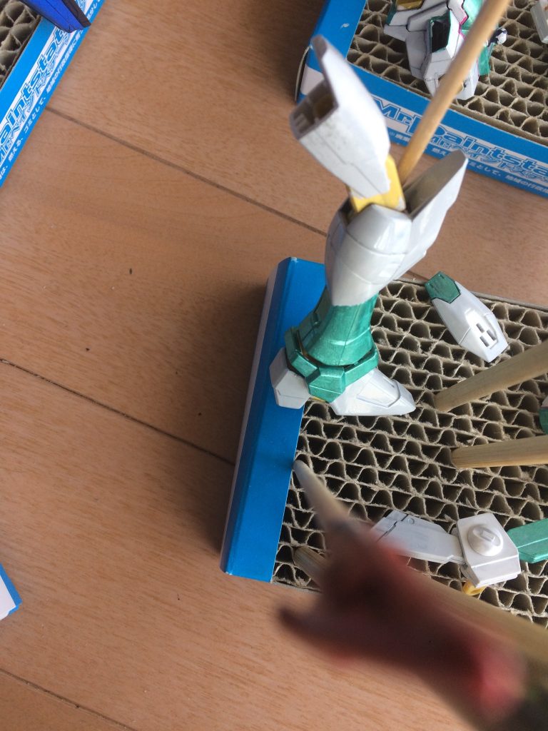 足の部分ですね。
白系は２度塗り必須ですかね？