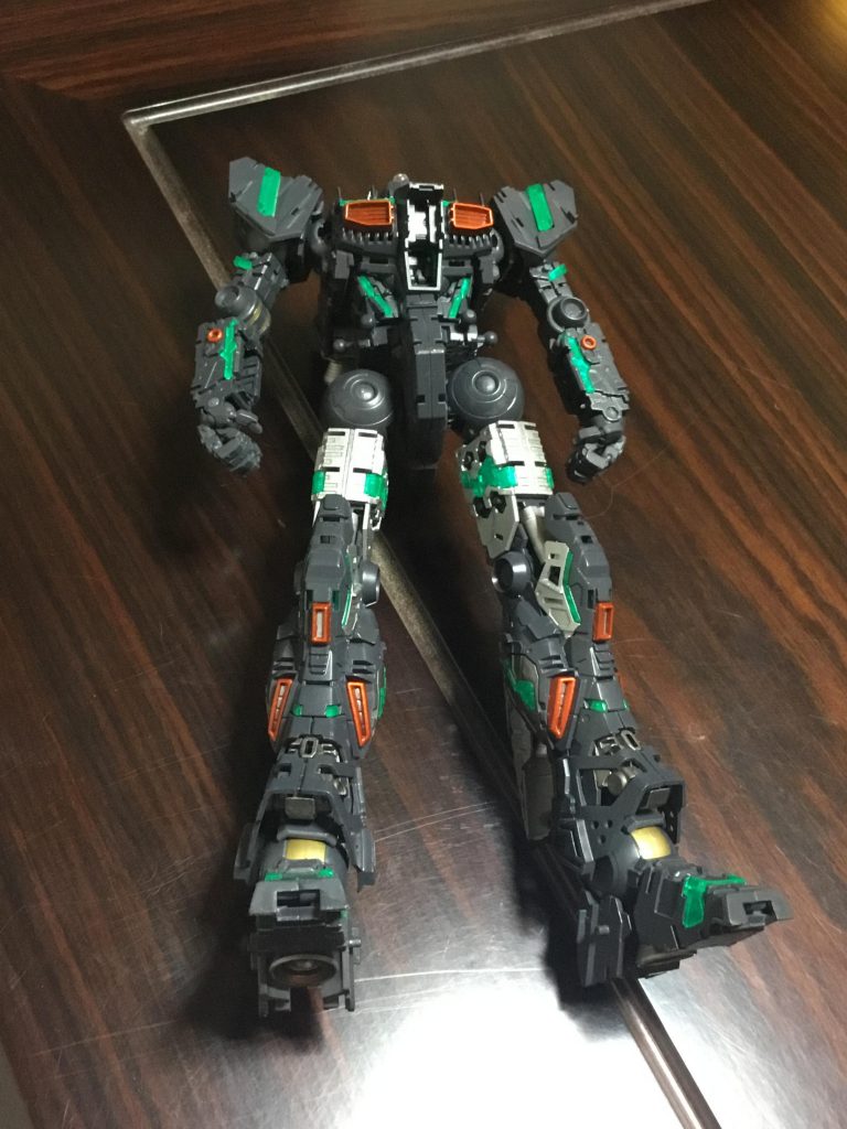 中身は完成時見えなくなってしまうので箇所によって異なったメタリックを吹いてます。
因みに、グレーの部分はファントムグレー、ダークアイアン、ステンレスを7:1:2で配合しています。