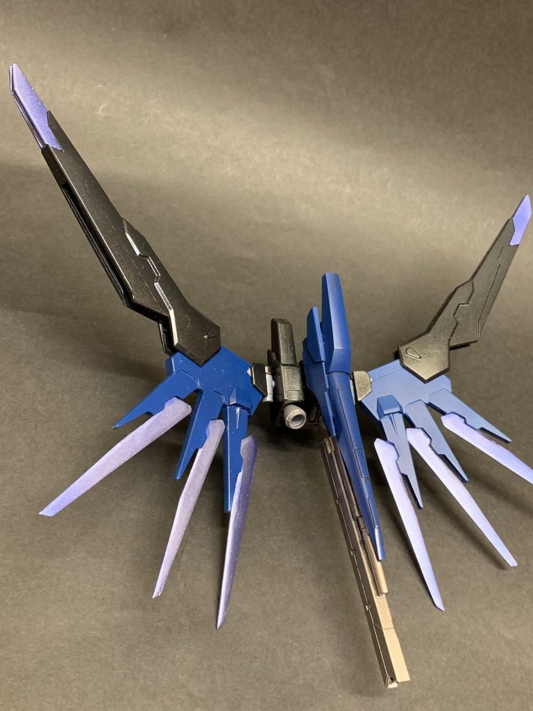 モルドレッドストライカー
マップの環境データを読み取って最適なマニューバを得ることが出来る6枚の羽を装備。6枚全てが連動しているため1枚でも異常があれば本来の性能を発揮できなくなる。