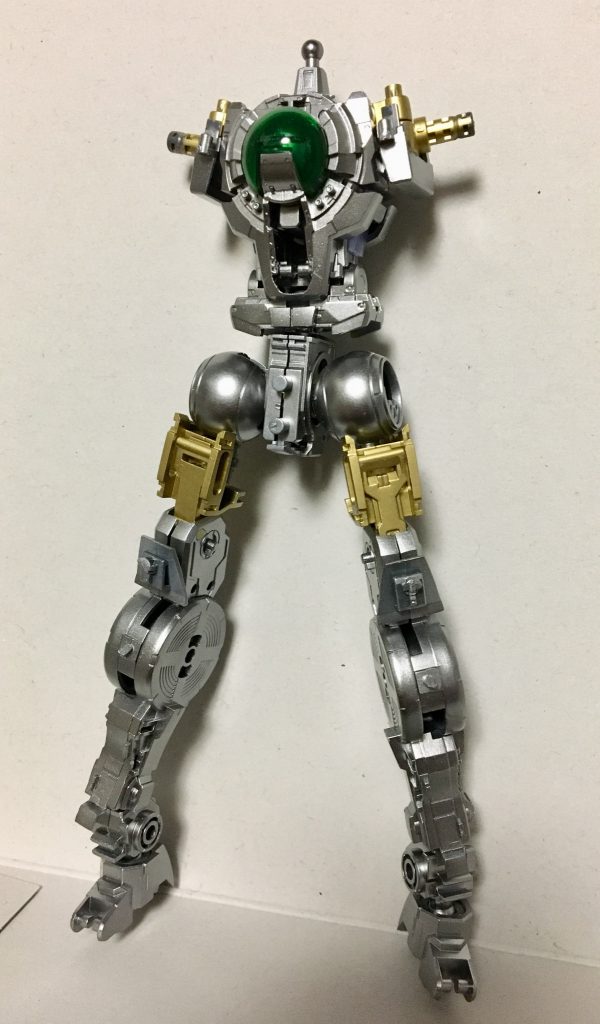 内部フレームは適所でシルバーとゴールドの2色構成。