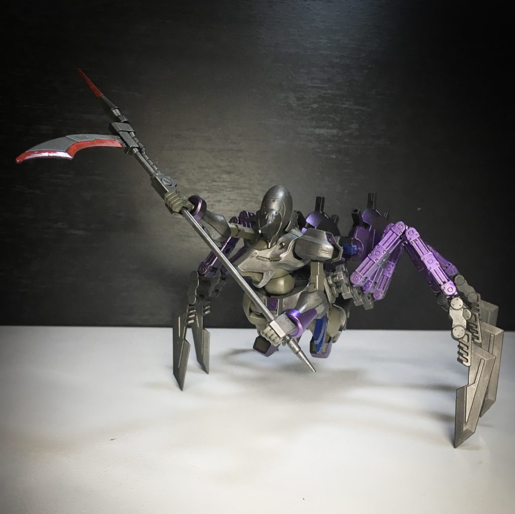 ファルチェ
硬血の排出機能を持つ鎌
攻撃の瞬間先端の槍と刃に硬血を流し敵操兵に流入させる事を目的としており、血剣の使用が難しい敵用に装備された武器
アラーニェの手持ち武装で唯一の質量武器でもある