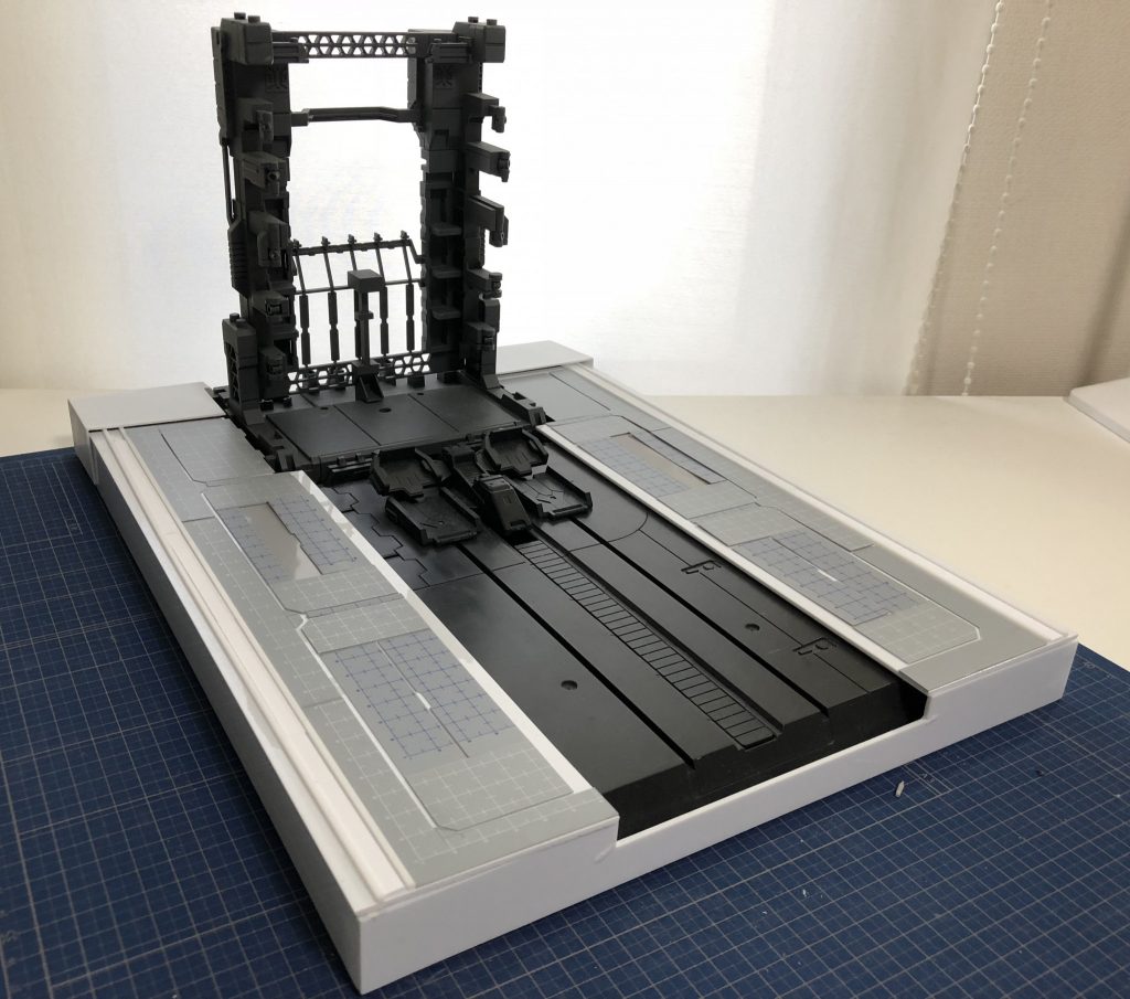 台座はMGユニコーン＋MS CAGEとMGゼータガンダム2.0の台座を活用し、外枠はタミヤプラ板2ミリ厚 ＋プラ棒５ミリで箱組み。
芯はダイソーでスレンチボード黒を三枚重ねし、甲板のパターンはフリーハンドでデザイン起こしてプラ板に写して切り出すというアナログ作業を繰り返しました。