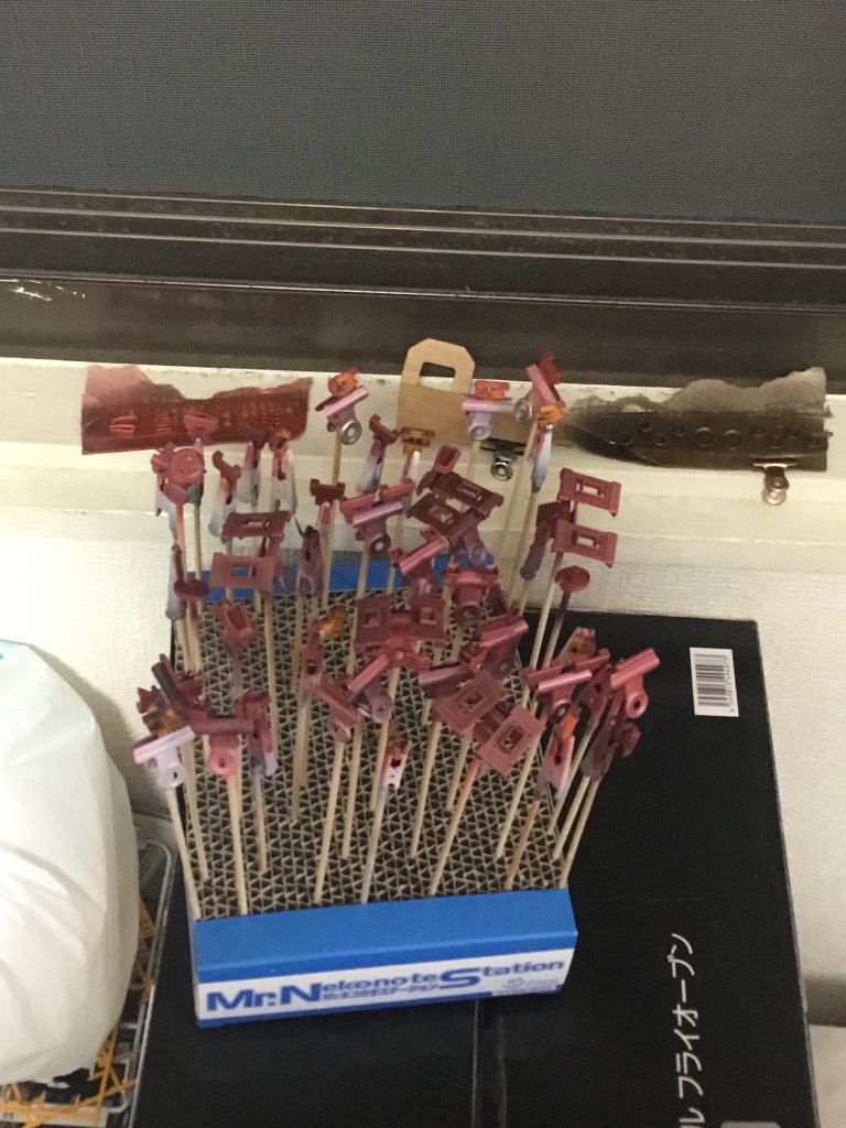 黄色の部分は
黒サフにレッドメタリック(バーニアは赤鉄色)、次にクリアオレンジを吹きました。
残念ながら、レッドメタリックに斑が出て濃さがバラバラになってしまいました(泣)。