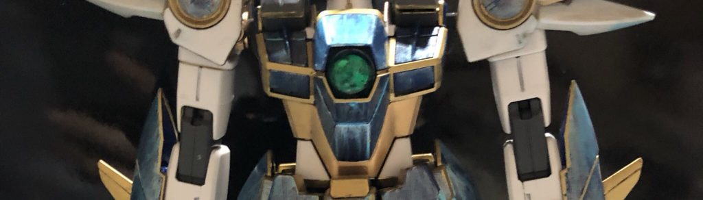 裏側から、かなり粗めのラメ(マニキュア)を塗った後
グリーンを乗せてみました。