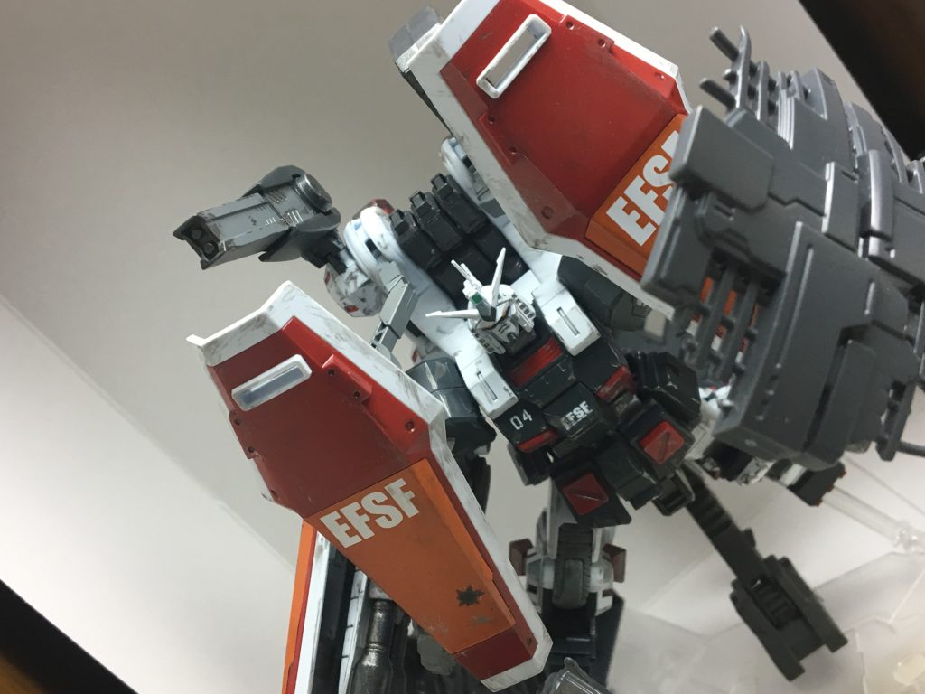 エクバの特格の特殊移動でお馴染みのシールドを前に展開しながらの突撃(´ω`)
作中でも結構見かけた笑