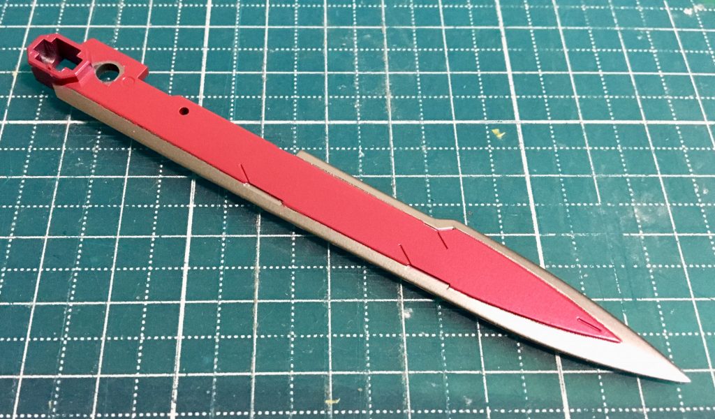 ブレードはシルバーを塗ってから、マスキングにて赤と2色に分けてあります。