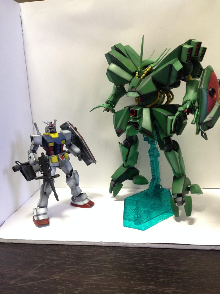 同じHGUCのガンダムとサイズ比較。1/144スケールのハンマ・ハンマにしては少し大きめになりました。